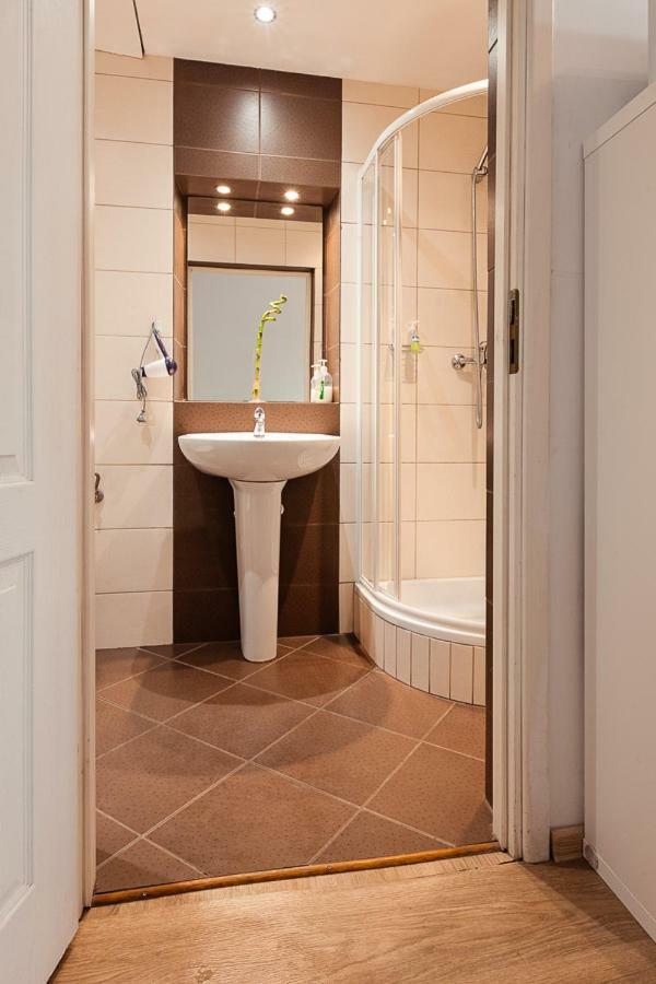 Umbrella Guest Rooms Cracovia Esterno foto